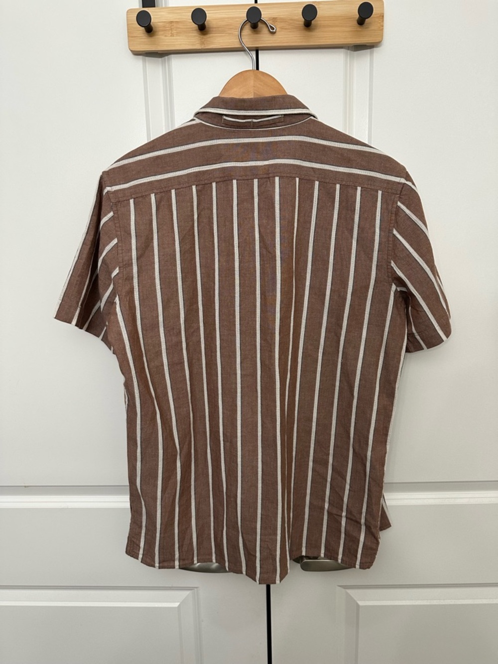Banana Republic Brown and White Striped Short-Sleeve Button-Down Shirt - Picture 2 of 4
